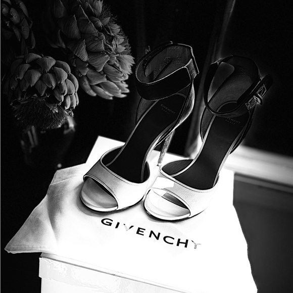 Givenchy Classic - Picture 2 of 8